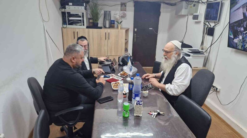 ישיבת היערכות מיוחדת בחפ"ק עם ראש המשטרה האחראי על אבטחת הקיבוץ מטעם הנשיא זלנסקי