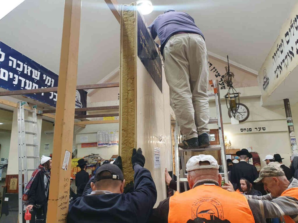 הקמת המחיצות של עזרת הנשים בציון רבנו אחרי ראש השנה תשפ"ו