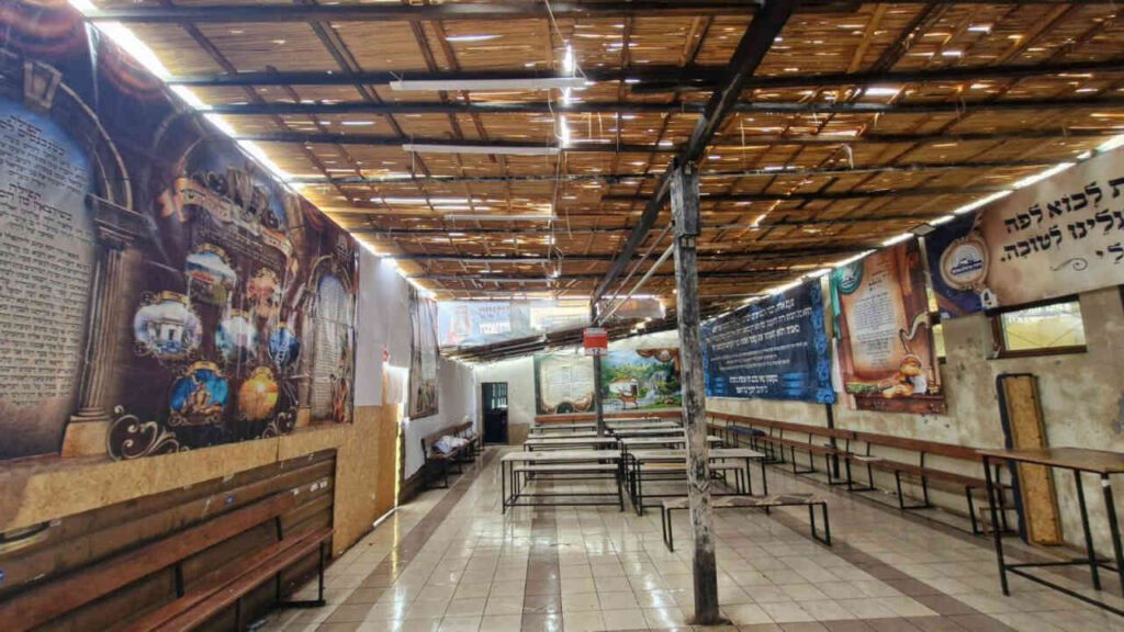 צפו בגלריה: עובדי איחוד ברסלב הקימו סוכות בחצר הציון לרווחת השוהים בציון רבינו הקדוש בימי חג הסוכות תשפ"ו