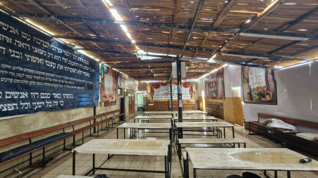 צפו בגלריה: עובדי איחוד ברסלב הקימו סוכות בחצר הציון לרווחת השוהים בציון רבינו הקדוש בימי חג הסוכות תשפ"ו
