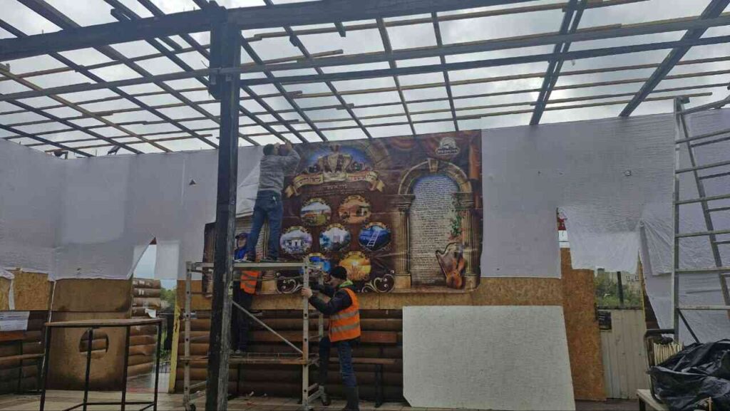 צפו בגלריה: עובדי איחוד ברסלב הקימו סוכות בחצר הציון לרווחת השוהים בציון רבינו הקדוש בימי חג הסוכות תשפ"ו