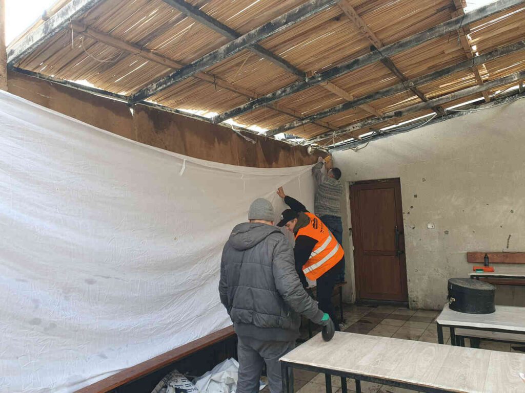 צפו בגלריה: עובדי איחוד ברסלב הקימו סוכות בחצר הציון לרווחת השוהים בציון רבינו הקדוש בימי חג הסוכות תשפ"ו