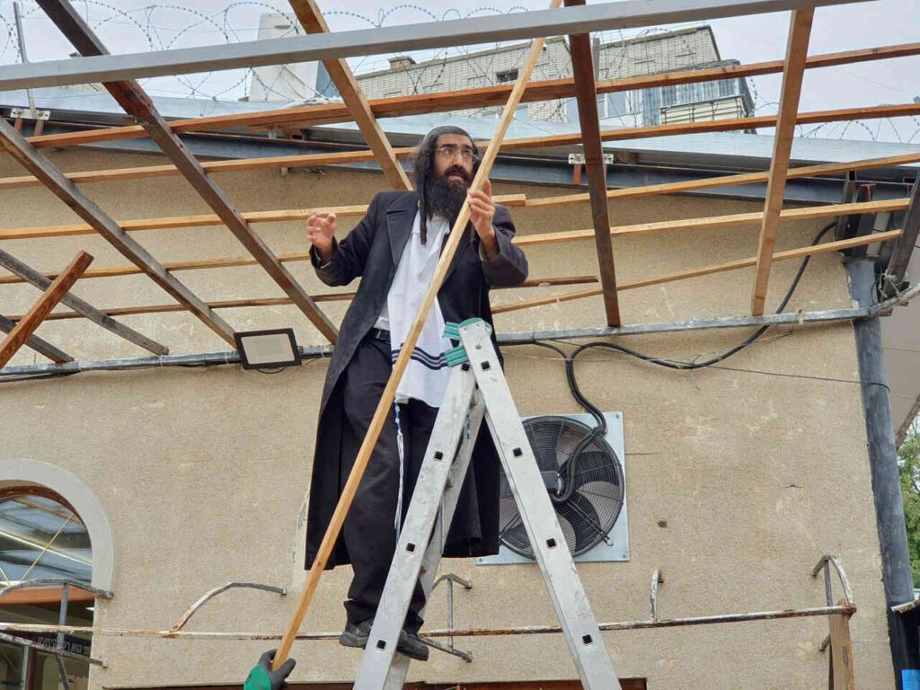 צפו בגלריה: עובדי איחוד ברסלב הקימו סוכות בחצר הציון לרווחת השוהים בציון רבינו הקדוש בימי חג הסוכות תשפ"ו
