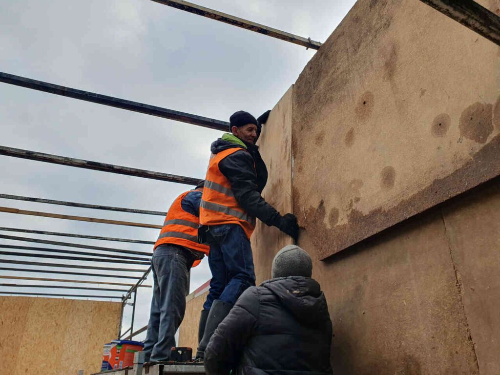 צפו בגלריה: עובדי איחוד ברסלב הקימו סוכות בחצר הציון לרווחת השוהים בציון רבינו הקדוש בימי חג הסוכות תשפ"ו