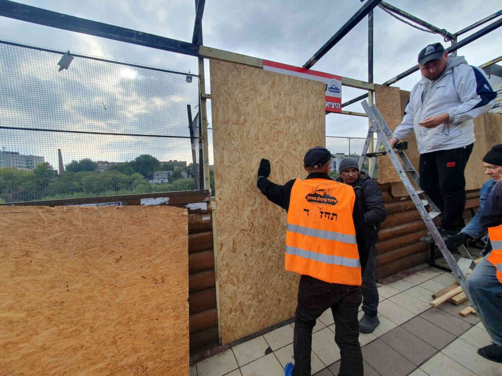 צפו בגלריה: עובדי איחוד ברסלב הקימו סוכות בחצר הציון לרווחת השוהים בציון רבינו הקדוש בימי חג הסוכות תשפ"ו