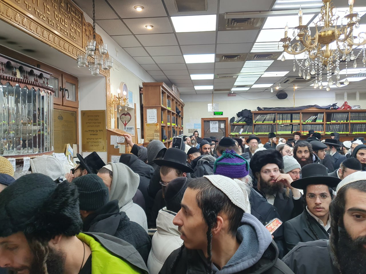 חנוכה באומן: גלריה מציון רבנו בימי החנוכה תשפ"ו