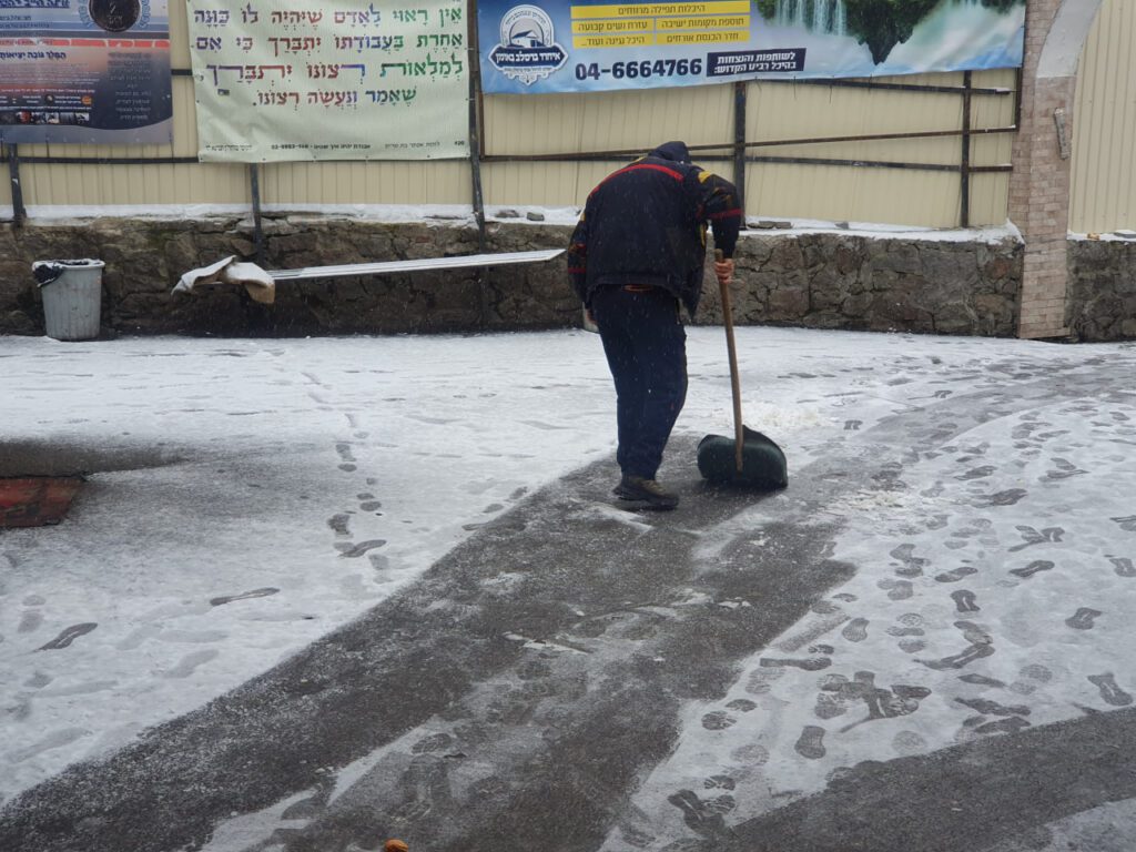 צפו בתיעודים: שלג ראשון באומן בעונת החורף של שנת תשפ"ו