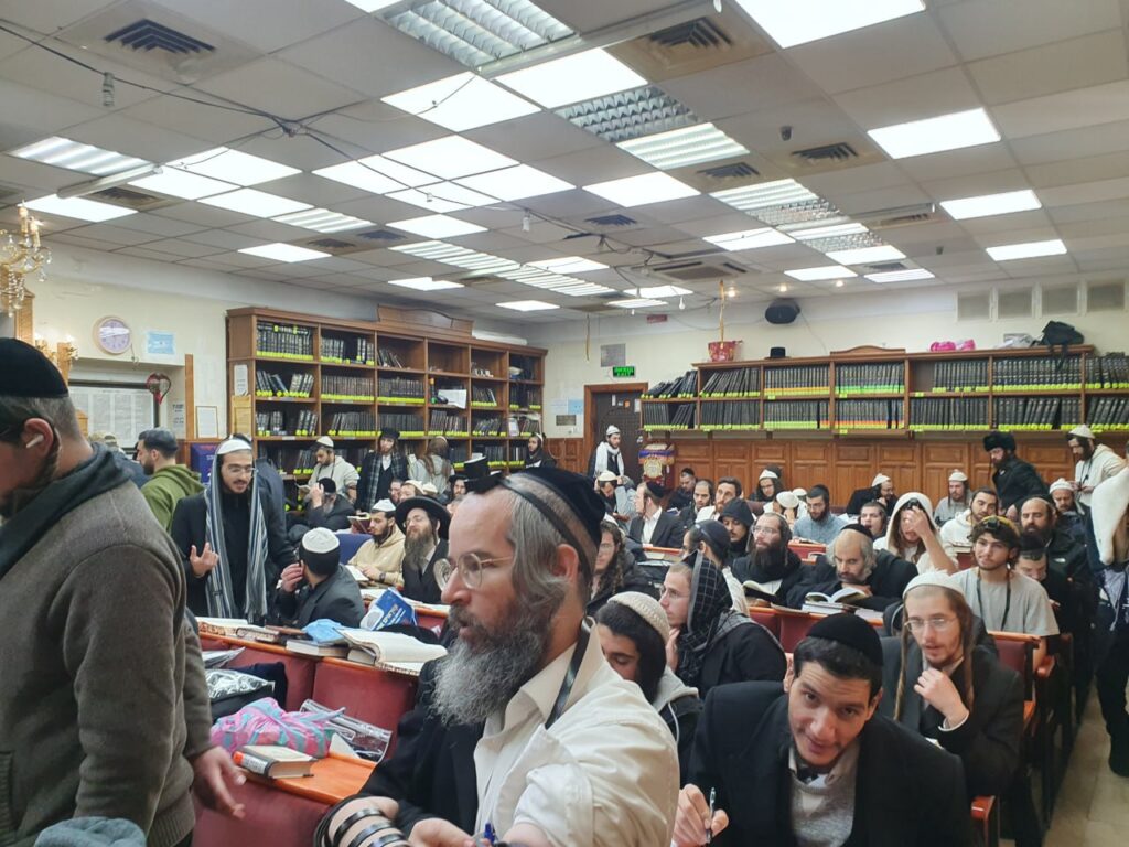 תיעודים מחנוכה באומן: גלריה מציון רבנו בימי החנוכה - תיעודים מהדלקת הנרות בימי החנוכה תשפ"ו