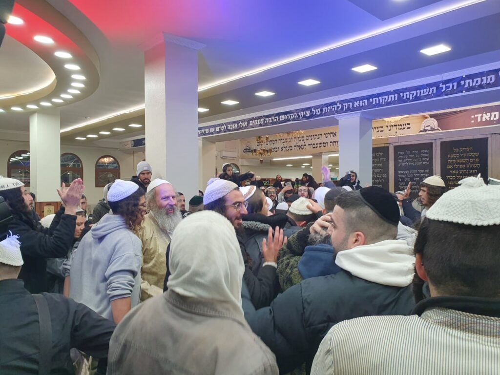 תיעודים מחנוכה באומן: גלריה מציון רבנו בימי החנוכה - תיעודים מהדלקת הנרות בימי החנוכה תשפ"ו