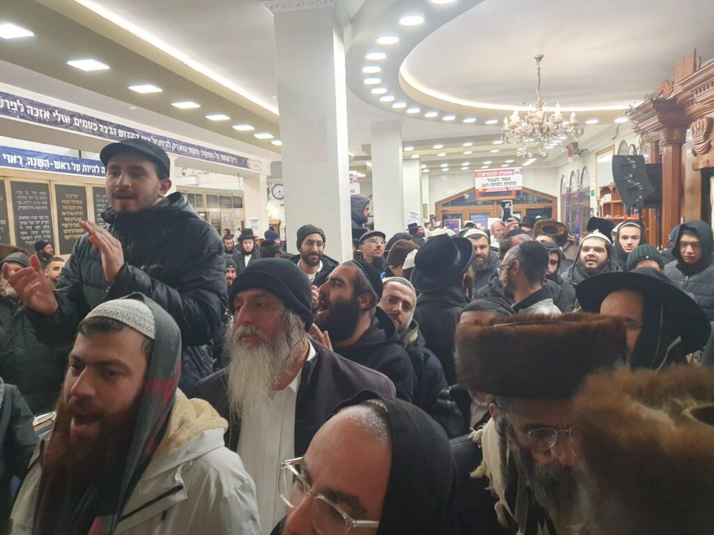 תיעודים מחנוכה באומן: גלריה מציון רבנו בימי החנוכה - תיעודים מהדלקת הנרות בימי החנוכה תשפ"ו