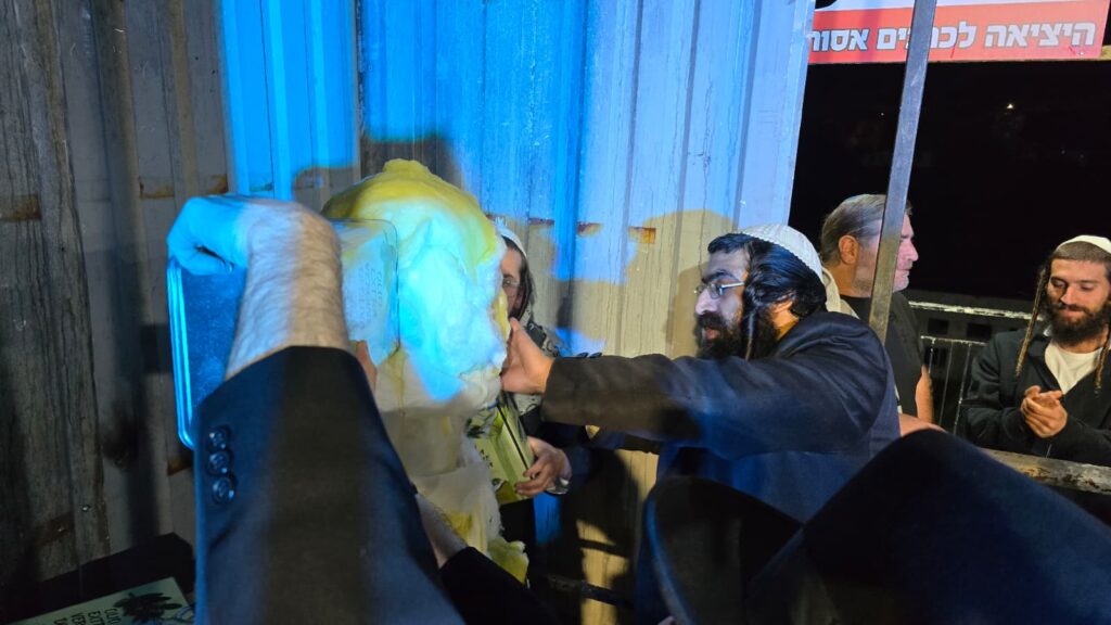ל"ג בעומר באומן: שמחה גדולה בהדלקה בחצר קבר רבי נחמן מברסלב