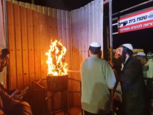 ל"ג בעומר באומן: שמחה גדולה בהדלקה בחצר קבר רבי נחמן מברסלב