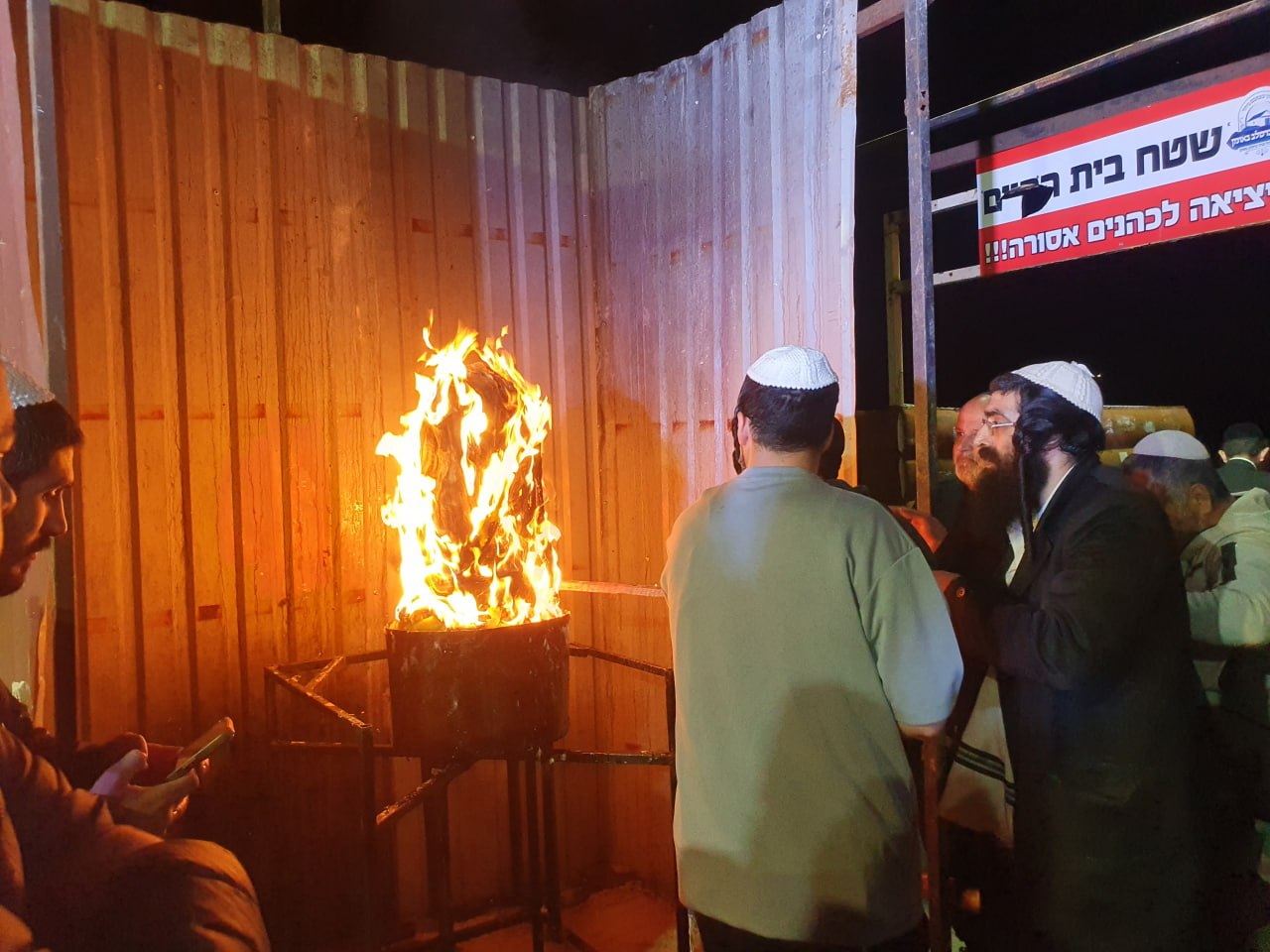 ל"ג בעומר באומן: שמחה גדולה בהדלקה בחצר קבר רבי נחמן מברסלב