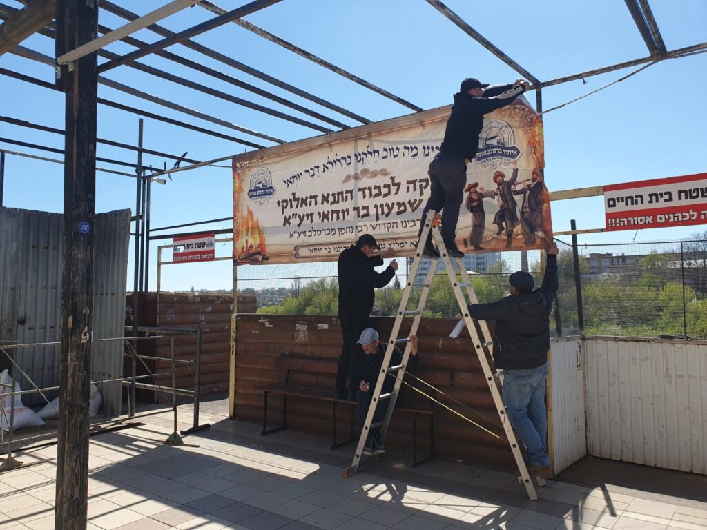 ל"ג בעומר באומן: שמחה גדולה בהדלקה בחצר קבר רבי נחמן מברסלב