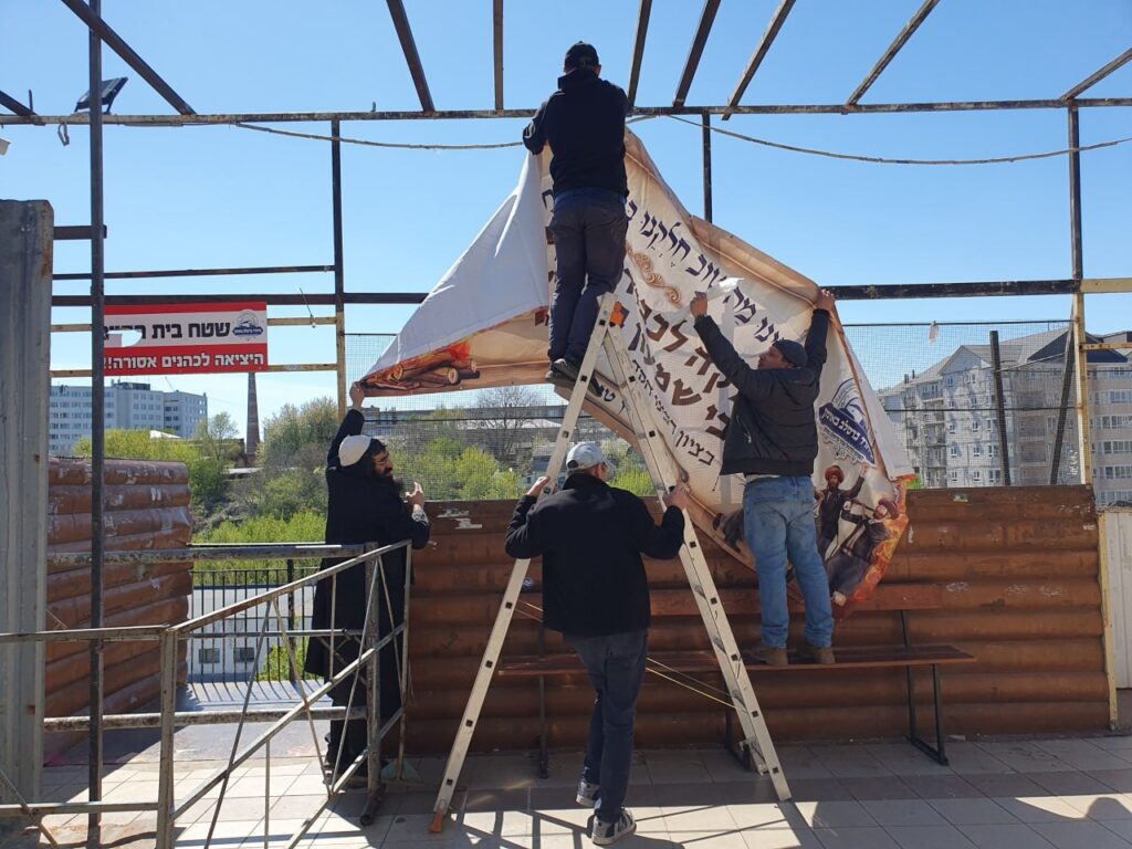 ל"ג בעומר באומן: שמחה גדולה בהדלקה בחצר קבר רבי נחמן מברסלב