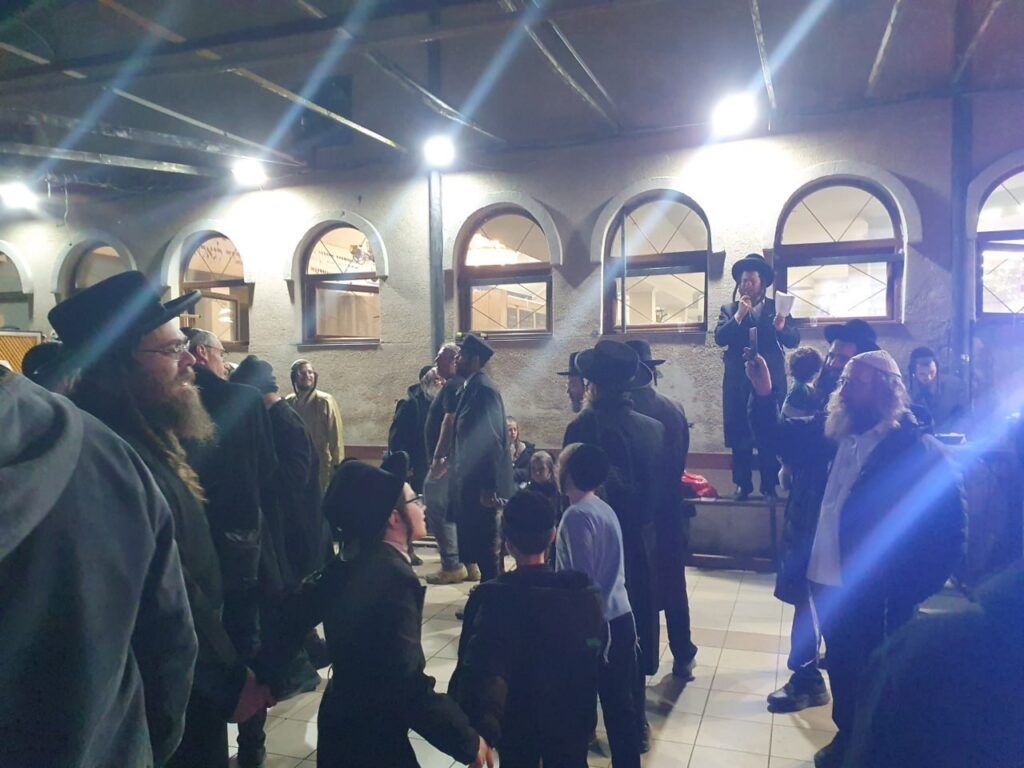 ל"ג בעומר באומן: שמחה גדולה בהדלקה בחצר קבר רבי נחמן מברסלב