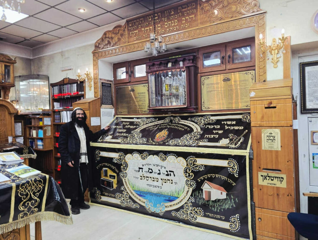 פרוכת חדשה ומפוארת על ציון רבינו הקדוש באומן