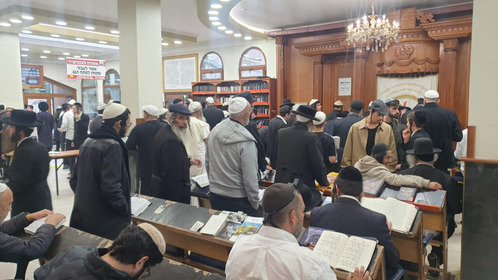 אנשים לומדים בבית מדרש