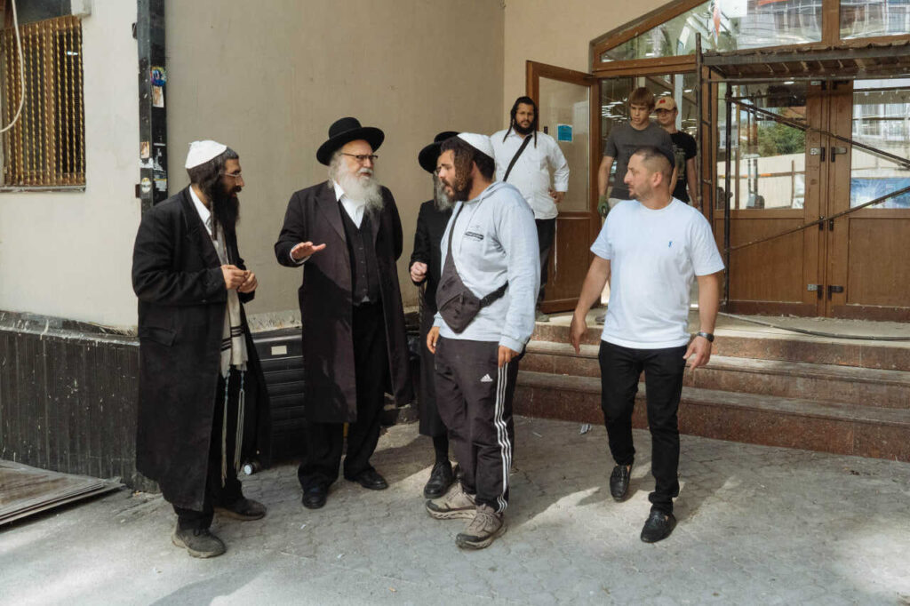 יו"ר איחוד ברסלב הרב נתן בן נון הי"ו קיים סיור פיקוח על השיפוצים במתחם הציון