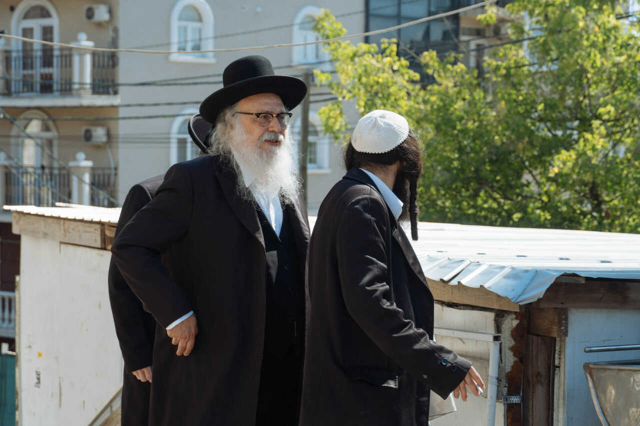 יו"ר איחוד ברסלב הרב נתן בן נון הי"ו קיים סיור פיקוח על השיפוצים במתחם הציון