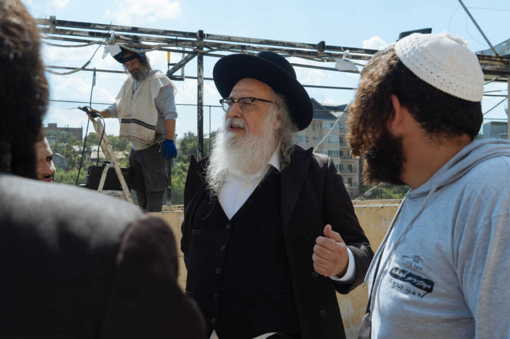יו"ר איחוד ברסלב הרב נתן בן נון הי"ו קיים סיור פיקוח על השיפוצים במתחם הציון
