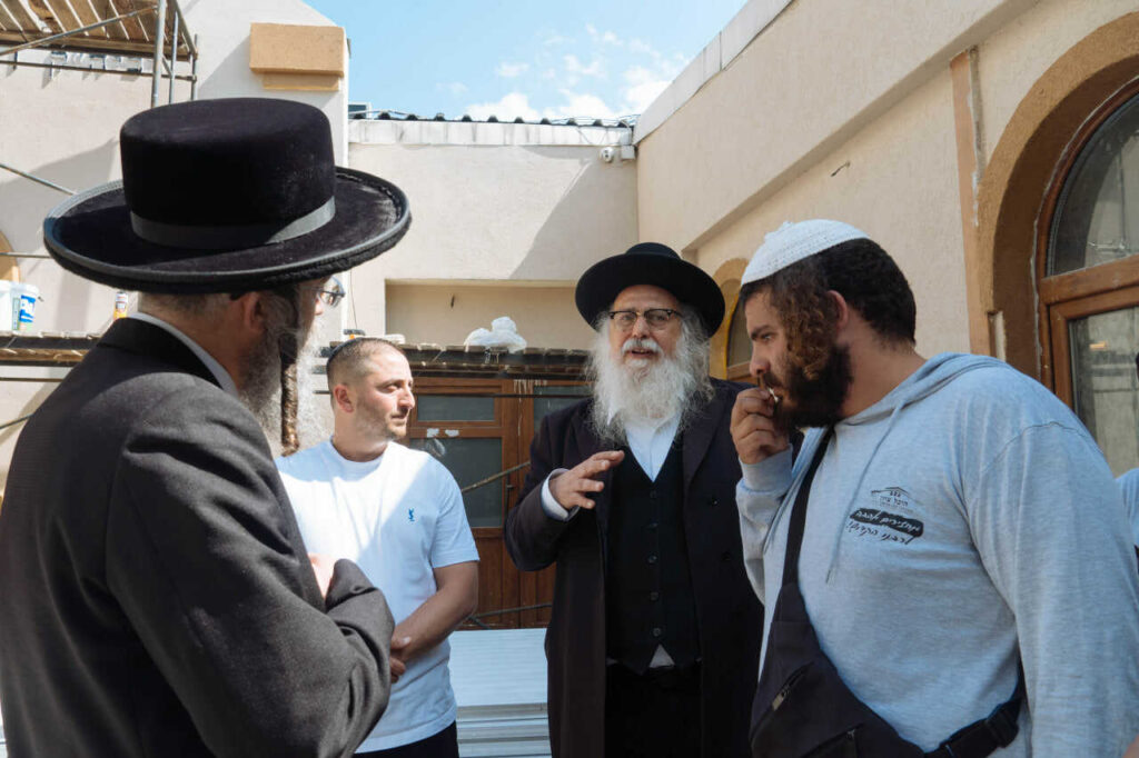 יו"ר איחוד ברסלב הרב נתן בן נון הי"ו קיים סיור פיקוח על השיפוצים במתחם הציון