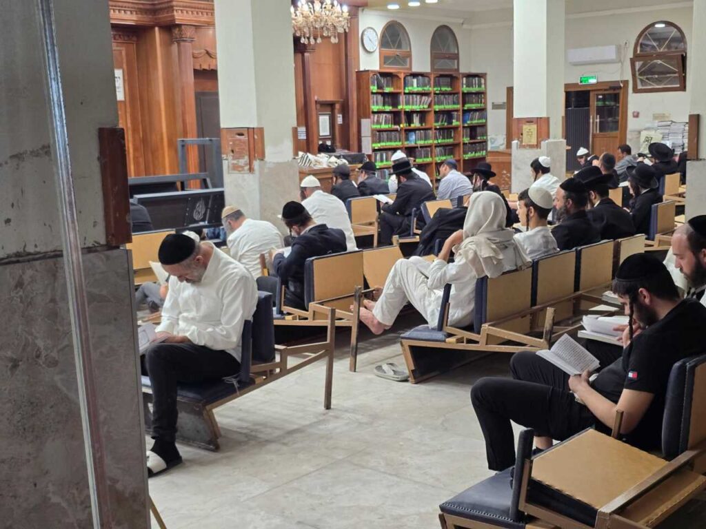 גלריה דומעת: קריאת מגילת איכה ואמירת הקינות בליל תשעה באב תשפ"ו בהיכל ציון רבנו הקדוש באומן