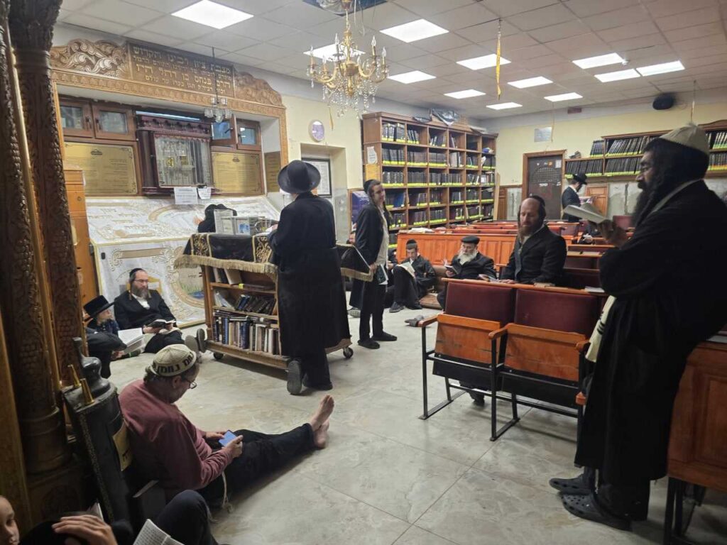 גלריה דומעת: קריאת מגילת איכה ואמירת הקינות בליל תשעה באב תשפ"ו בהיכל ציון רבנו הקדוש באומן