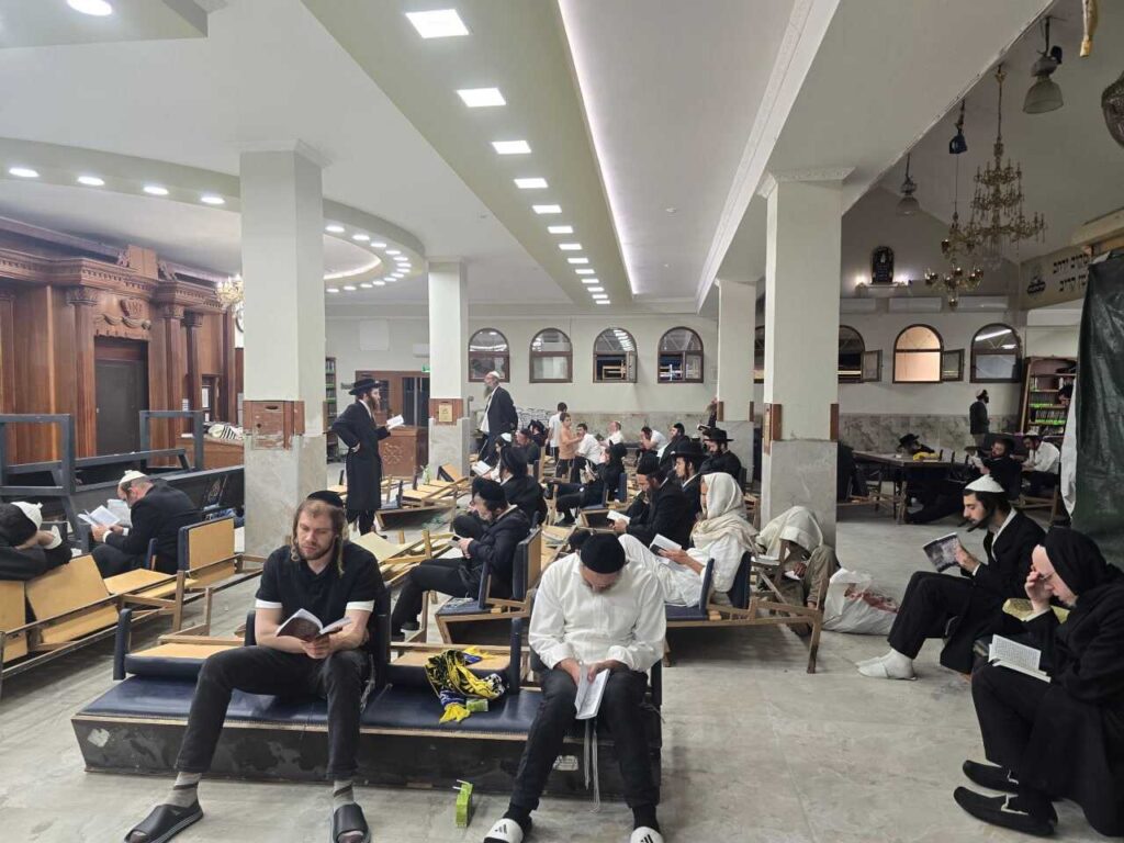 גלריה דומעת: קריאת מגילת איכה ואמירת הקינות בליל תשעה באב תשפ"ו בהיכל ציון רבנו הקדוש באומן