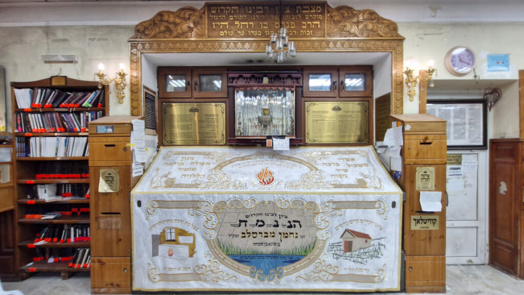 הושלמה ההתחדשות: פרוכת לבנה חדשה לשבתות וחגים הגיעה לציון רבינו הקדוש