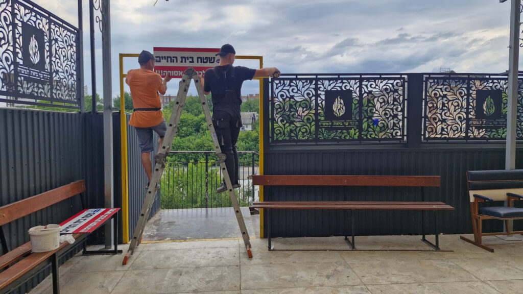 איחוד ברסלב מכינים את ציון רבינו הקדוש - שילוט אזהרה לכהנים באומן