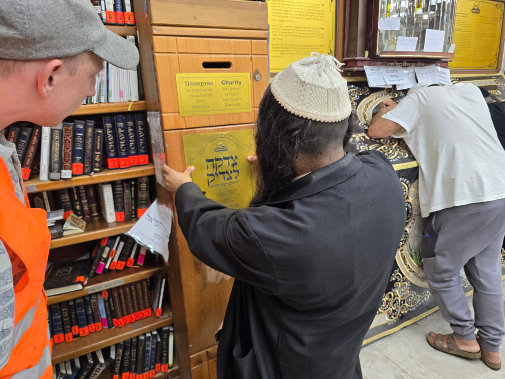 איחוד ברסלב מכינים את ציון רבינו הקדוש - שילוט חדש על מצבת הציון הקדוש