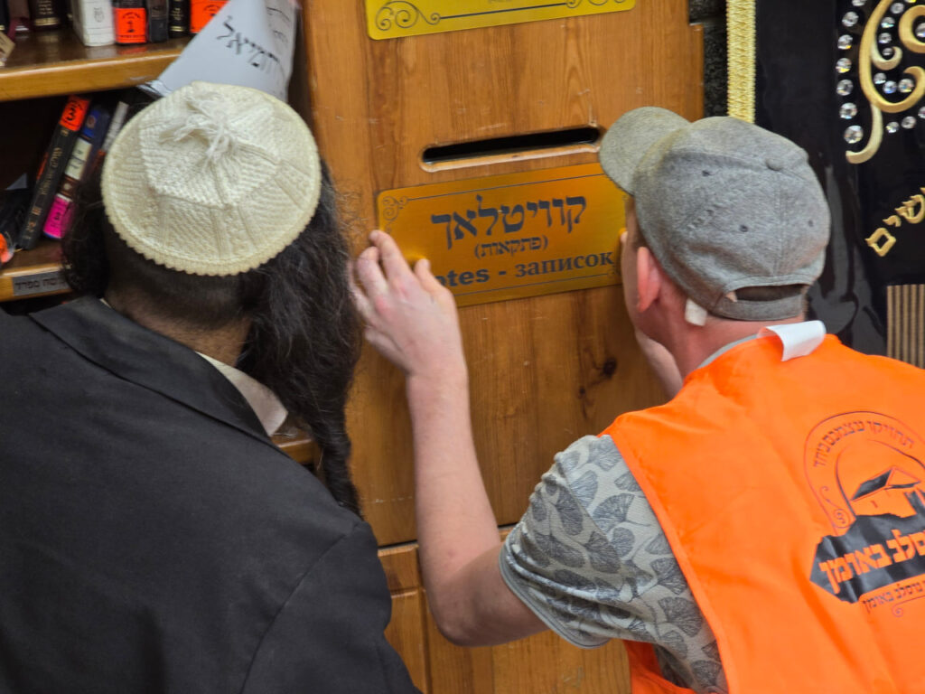 איחוד ברסלב מכינים את ציון רבינו הקדוש - שילוט חדש על מצבת הציון הקדוש