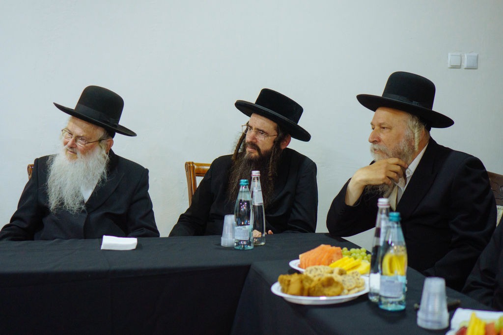 שלושה רבנים בחדר ישיבות