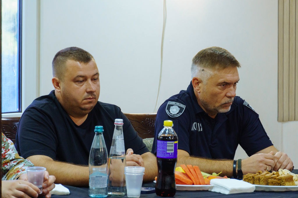 גברים יושבים ליד שולחן אוכל