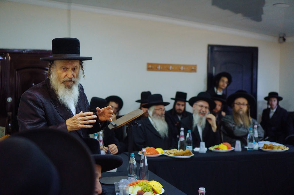 אסיפת רבנים עם אוכל ושיחה
