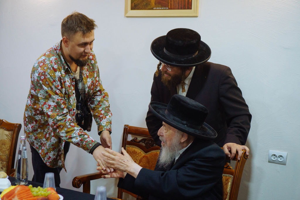 מפגש בין רבנים ואדם צעיר