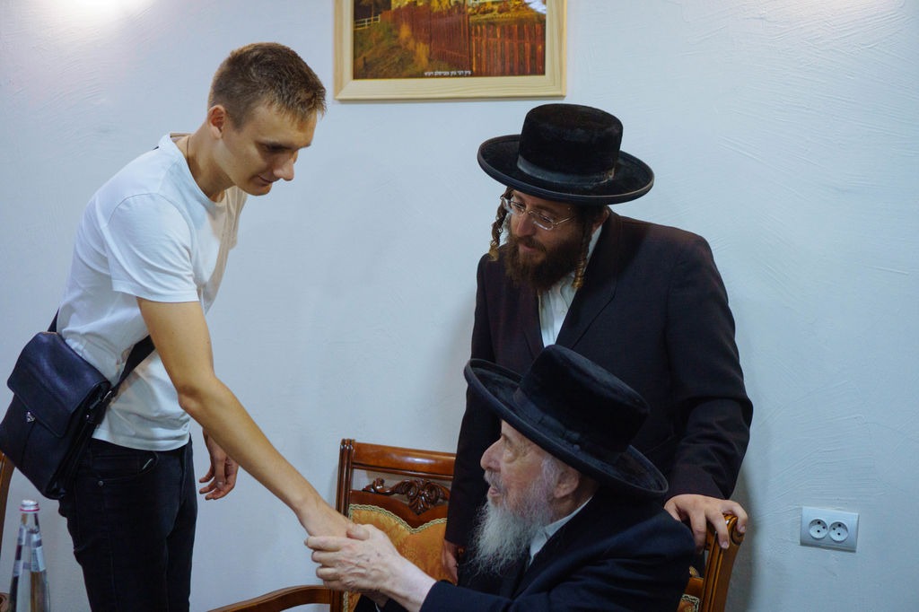 פגישה בין רבנים ואדם צעיר