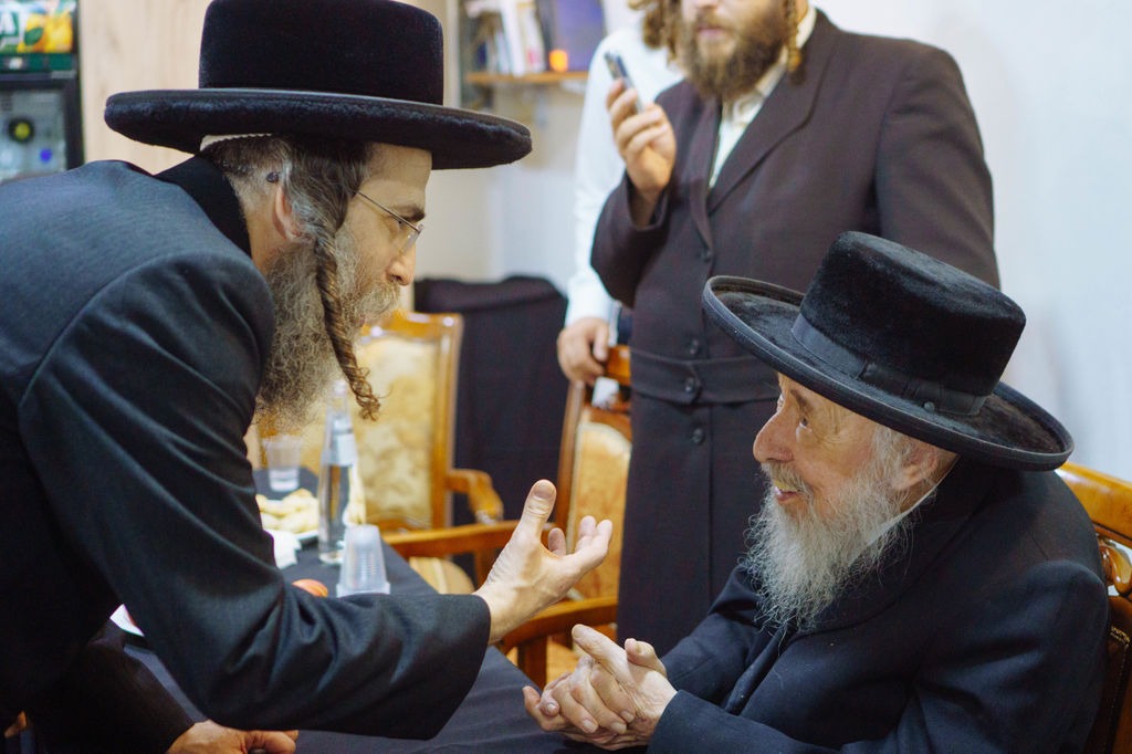 שיחה בין רבנים בחדר סגור