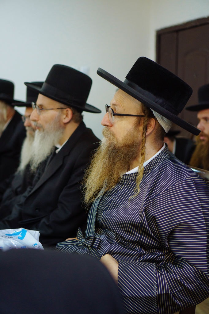 רבנים יושבים בחדר ישיבות