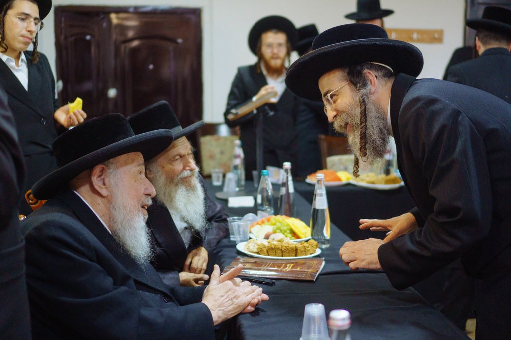 רבנים משוחחים סביב שולחן