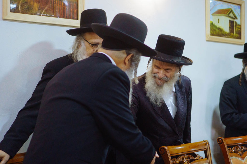 רבנים משוחחים באירוע דתי