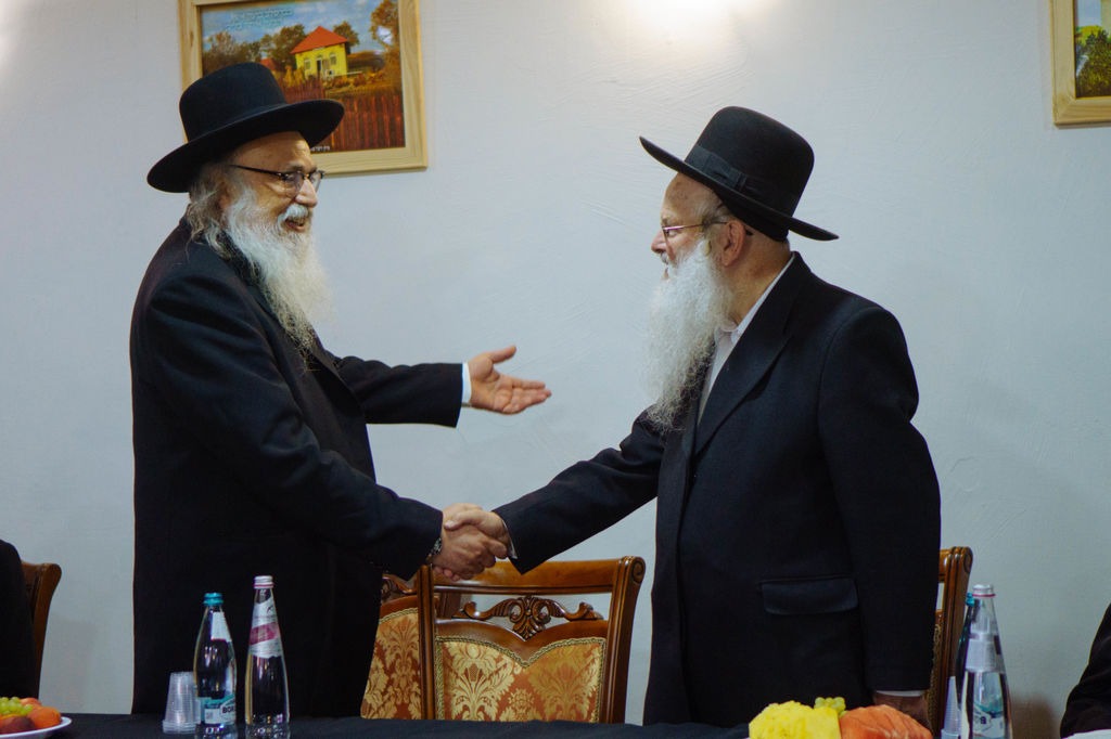 שני רבנים מברכים זה את זה