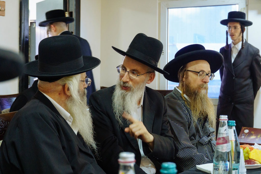 רבנים משוחחים באווירה חגיגית