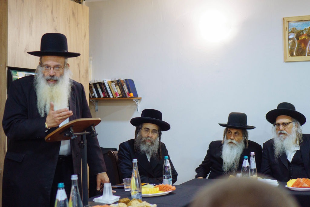אסיפה של רבנים בחדר סגור