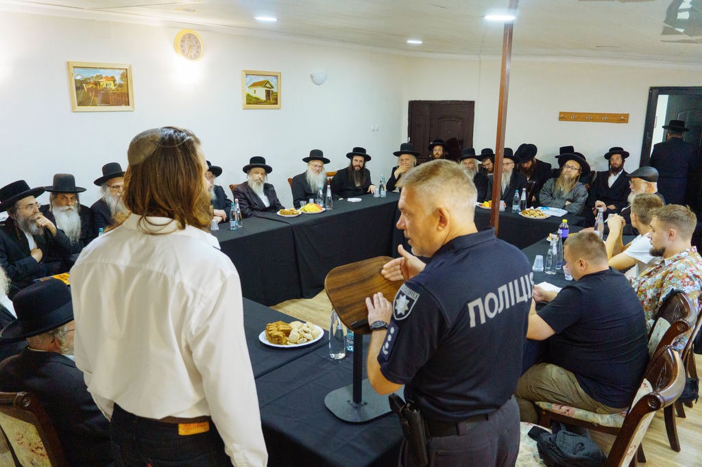 אסיפה של רבנים עם שוטרים