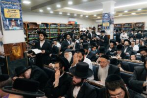 מתפללים רבים שהו ביום כיפור בציון רבינו הקדוש באומן