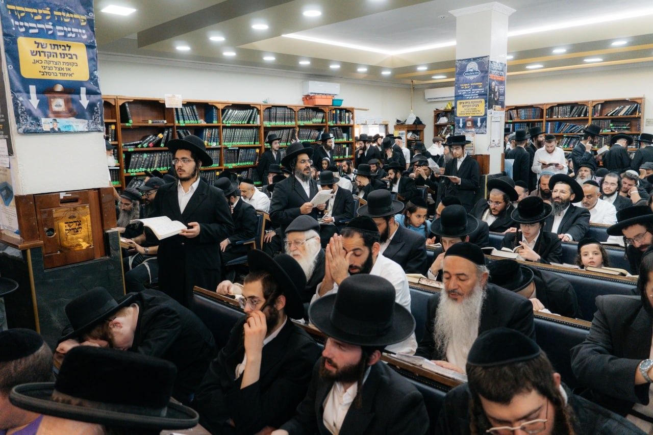 מתפללים רבים שהו ביום כיפור בציון רבינו הקדוש באומן