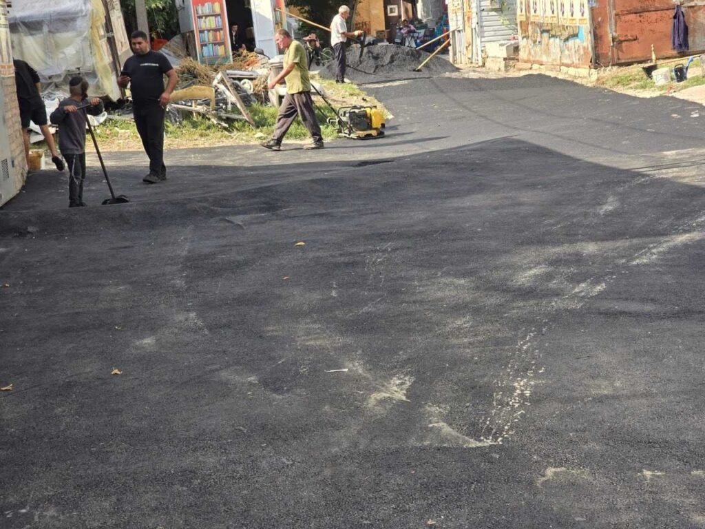 סוף לבורות ולחשיכה: איחוד ברסלב סללו כביש חדש בכניסה האחורית לציון הקדוש