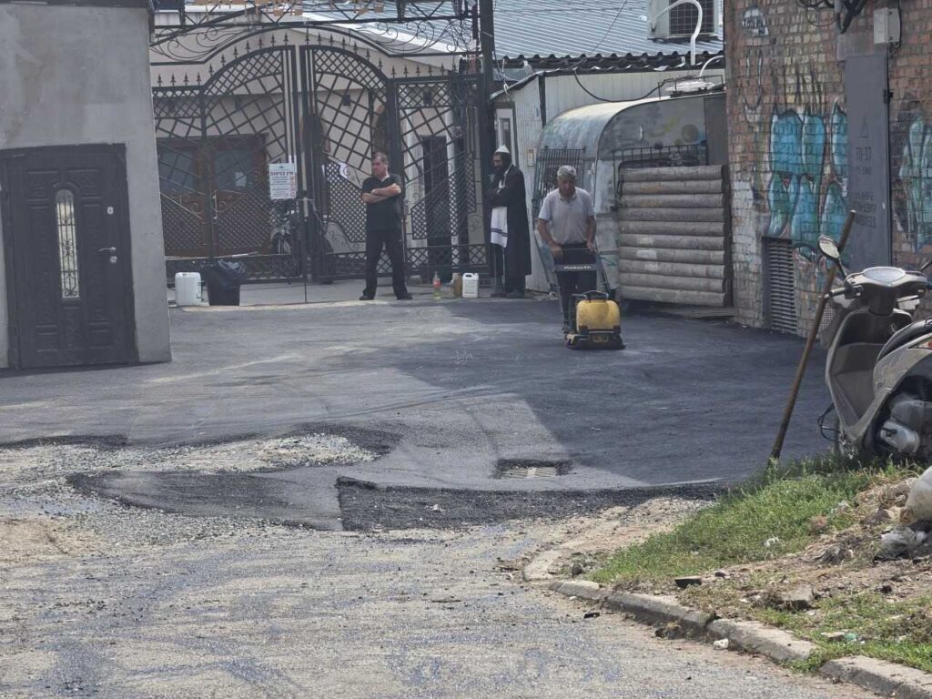 סוף לבורות ולחשיכה: איחוד ברסלב סללו כביש חדש בכניסה האחורית לציון הקדוש
